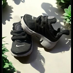 Nike Black and White Sneakers with Cushioned Sole